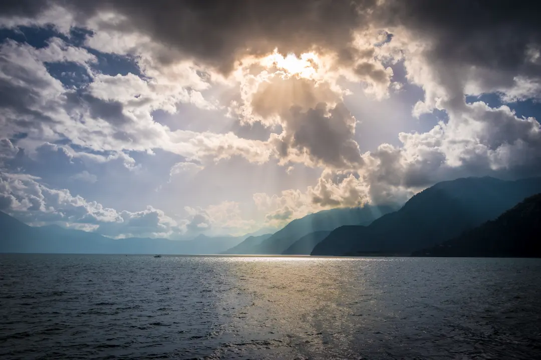 god-rays-and-mountains-at-atiltan-lake-panajache-2022-03-09-18-14-34-utc